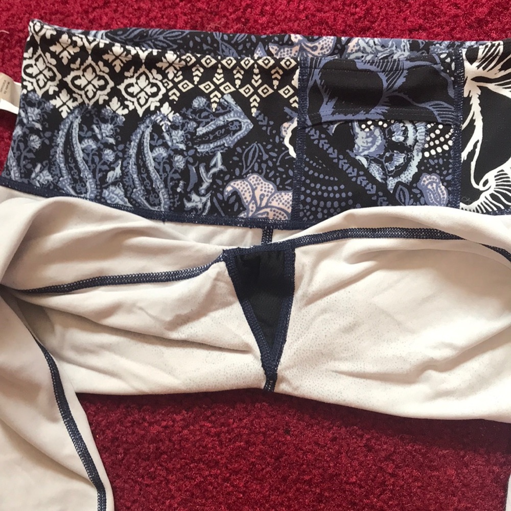 Athleta Patchwork Floral Salutation 7/8 Legging -… - image 7